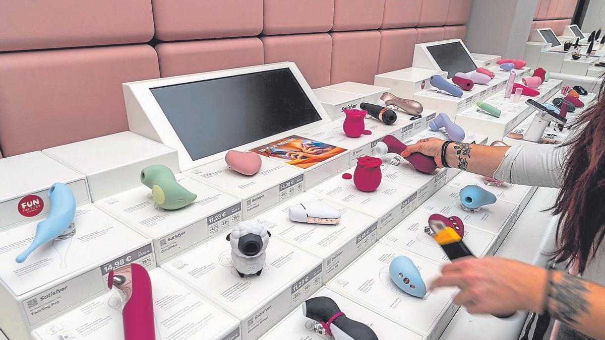 Diversos models de Satisfyer en una botiga que va obrir fa poc a Barcelona