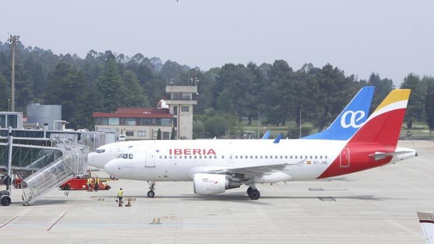 Un avión de Iberia y otro de Air Europa en el aeropuerto de Vigo. // FDV