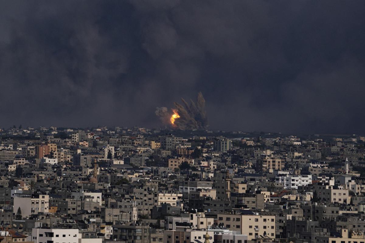 Fuego y humo sobre la ciudad de Gaza tras un ataque aéreo de Israel
