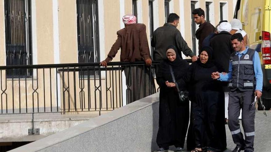 Familiares de víctimas, saliendo de un hospital de Ismailiya. // Reuters