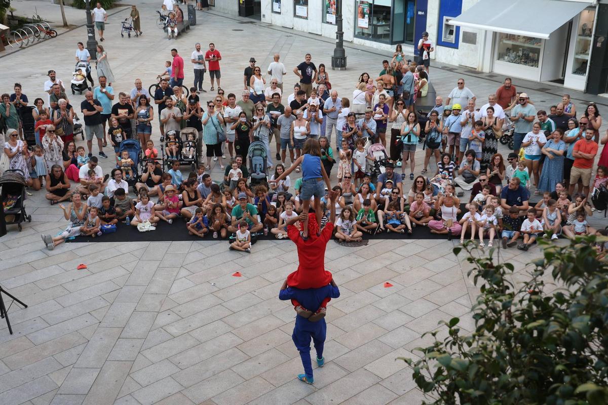 Las acrobacias también implicaron a los espectadores.