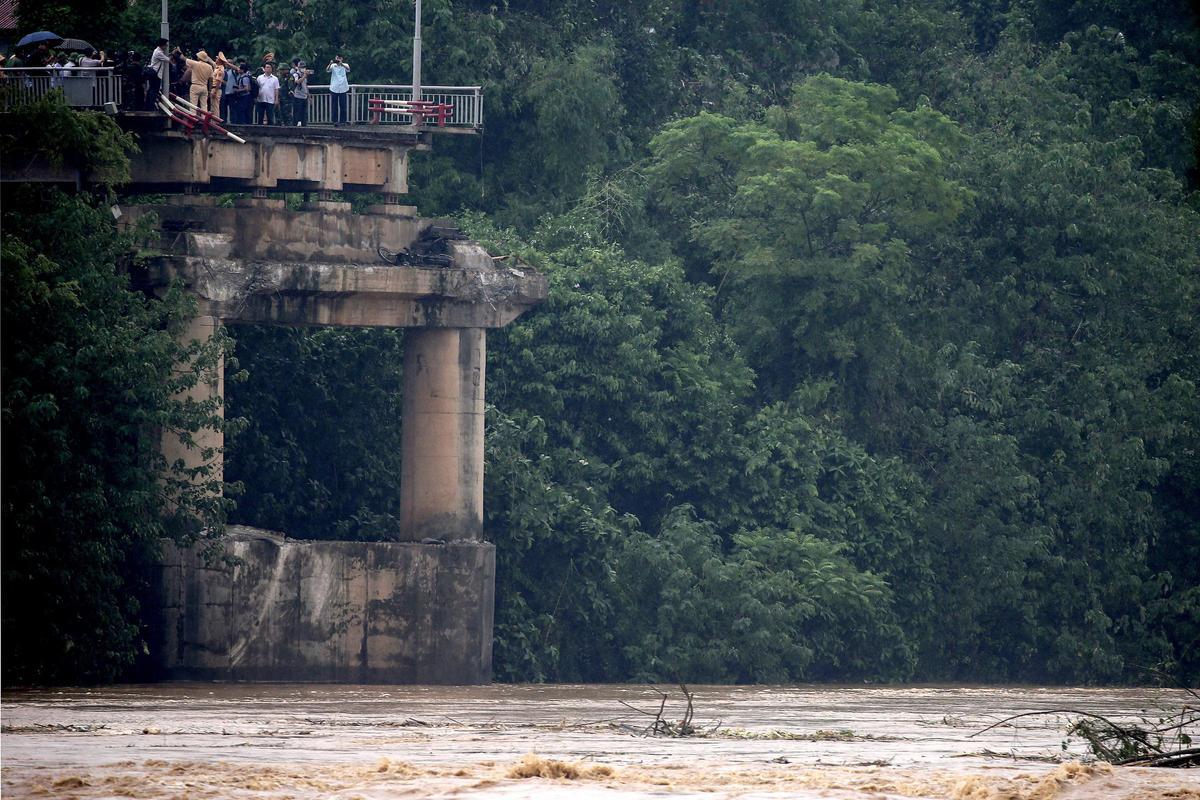 Un puente se desploma en Vietnam y deja al menos 13 desaparecidos