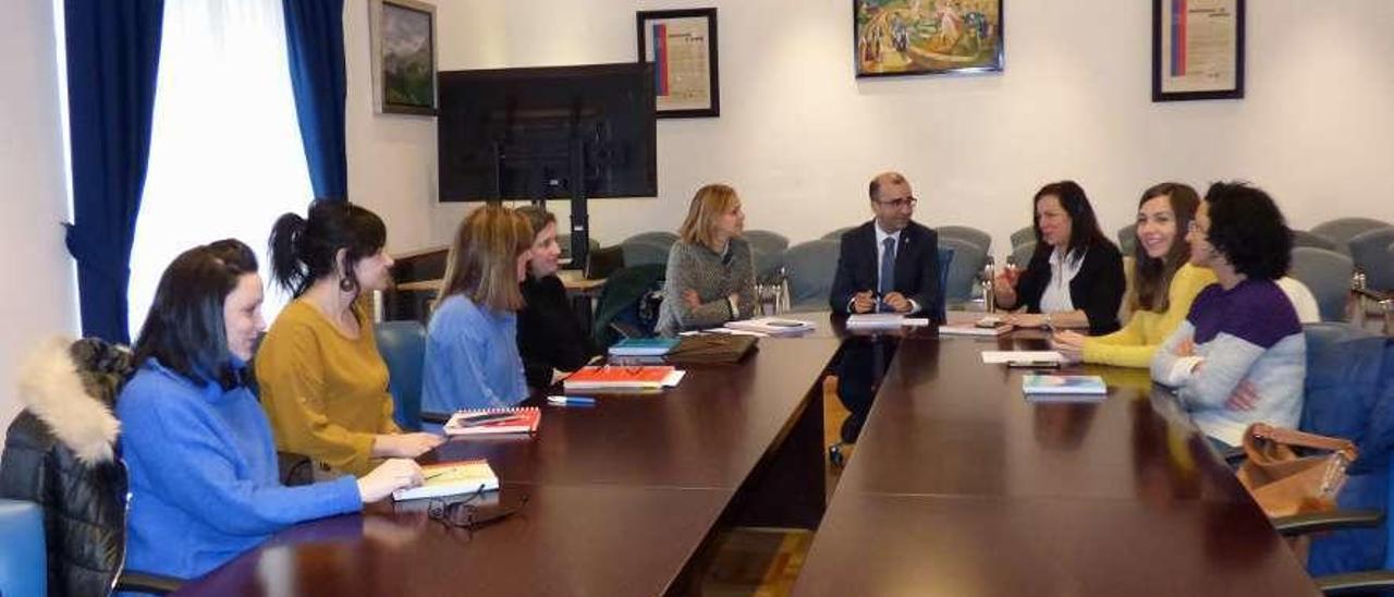 En el centro, el alcalde, José Víctor Rodríguez, flanqueado por la directora general, Paula Álvarez, y la edil Carmen López, acompañados por las técnicas de servicios sociales municipales y regionales.