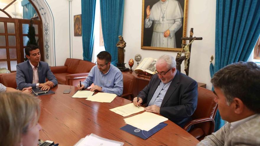 El presidente de la UCAM, José Luis Mendoza, selló el acuerdo con la Sociedad Hiperbárica Desarrollo e Investigación.