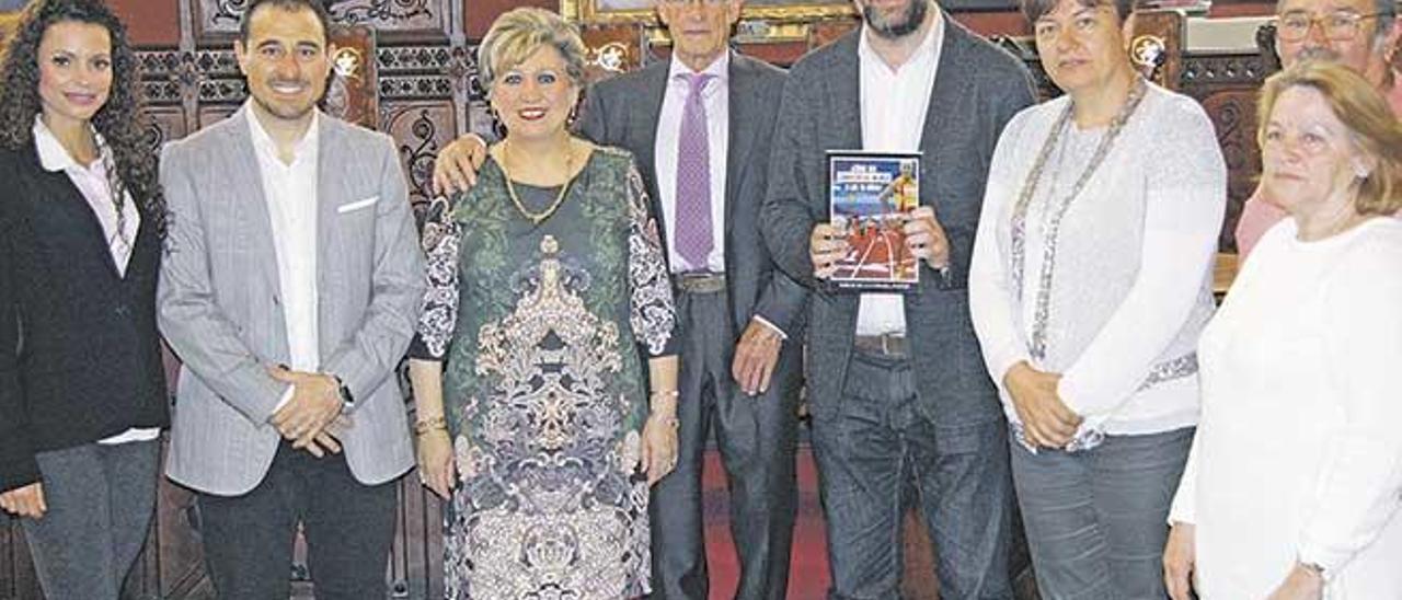 Emilio de la Cámara (cuarto por la izquierda) junto a su familia en la presentación del libro en Cort