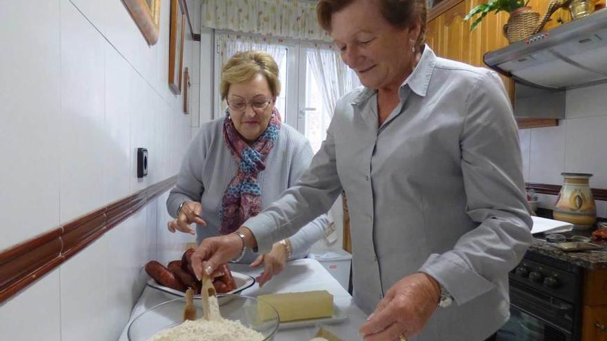 María Antonia Toyos y Belén Rodríguez, en plena preparación de la masa de los bollos.