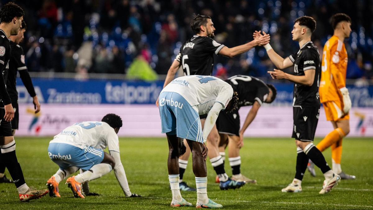 Saidu y Paul, cabizbajos, mientras los jugadores del Burgos celebran la victoria