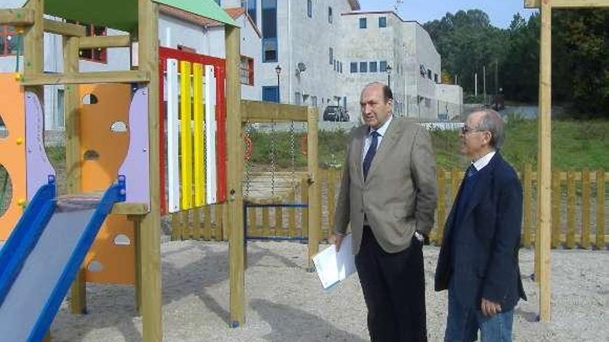 Rogelio Martínez y el alcalde visitan el parque infantil.  // FdV