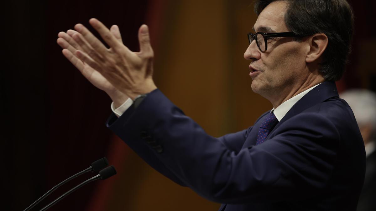 El líder del PSC, Salvador Illa, durante una intervención en el Parlament