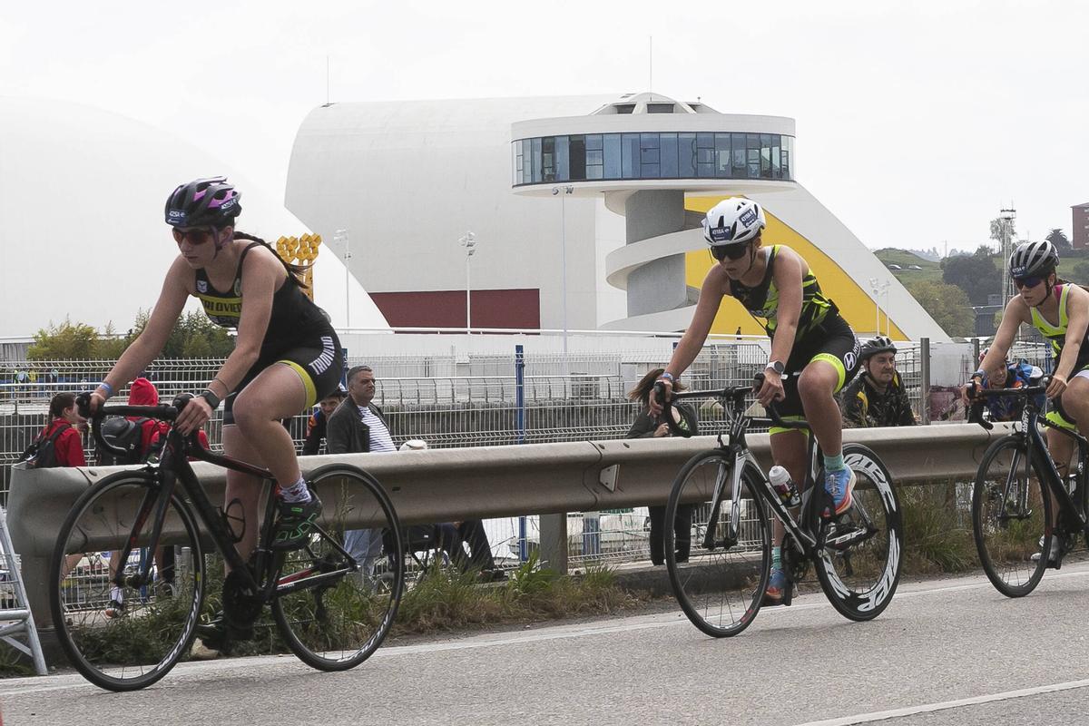 Participantes del campeonato de duatlón celebrado en Avilés en 2023.