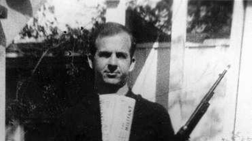Lee Harvey Oswald, con dos periódicos marxistas, en una fotografía tomada entre 1960 y 1963.