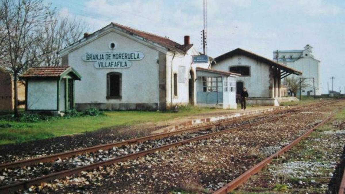 La antigua estación de tren de La Tabla, sin uso al desmantelarse el ferrocarril de la Ruta de la Plata, en una foto restrospectiva. 