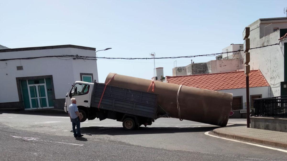 Detenido un conductor tras hacer un caballito con un camión en una carretera de Canarias