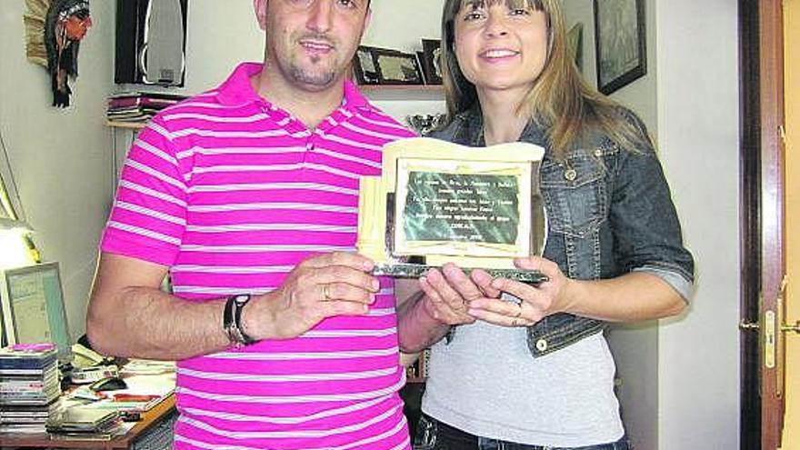 Jaime Rubio y Vanesa Arminio en su casa, con una placa.