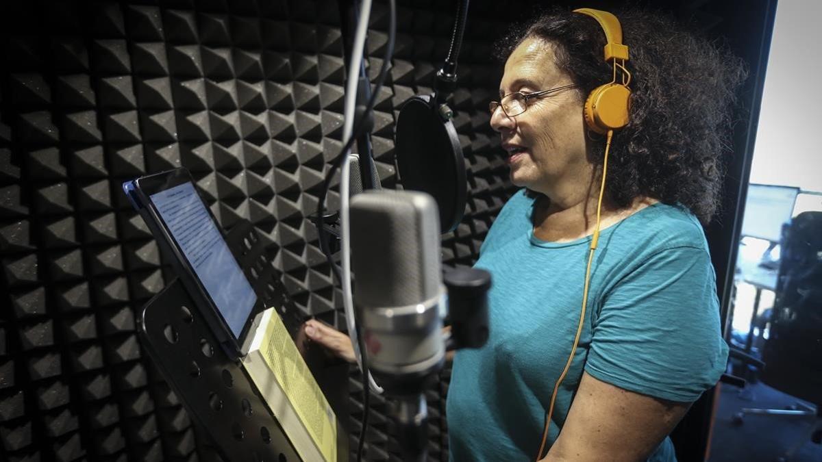 La escritora Neus Arqués, ayer, grabando un audiolibro en el estudio de la plataforma Storytel en Barcelona.