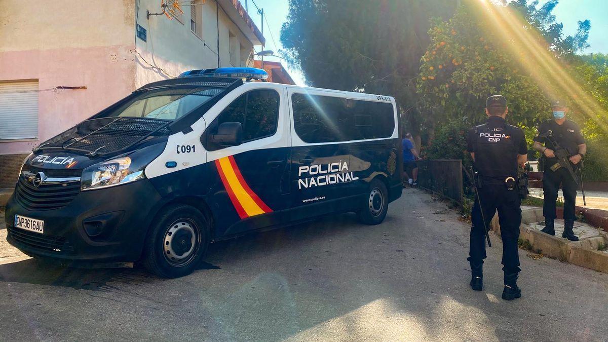 Agentes de la Policía Nacional, este lunes por la tarde en Cartagena.