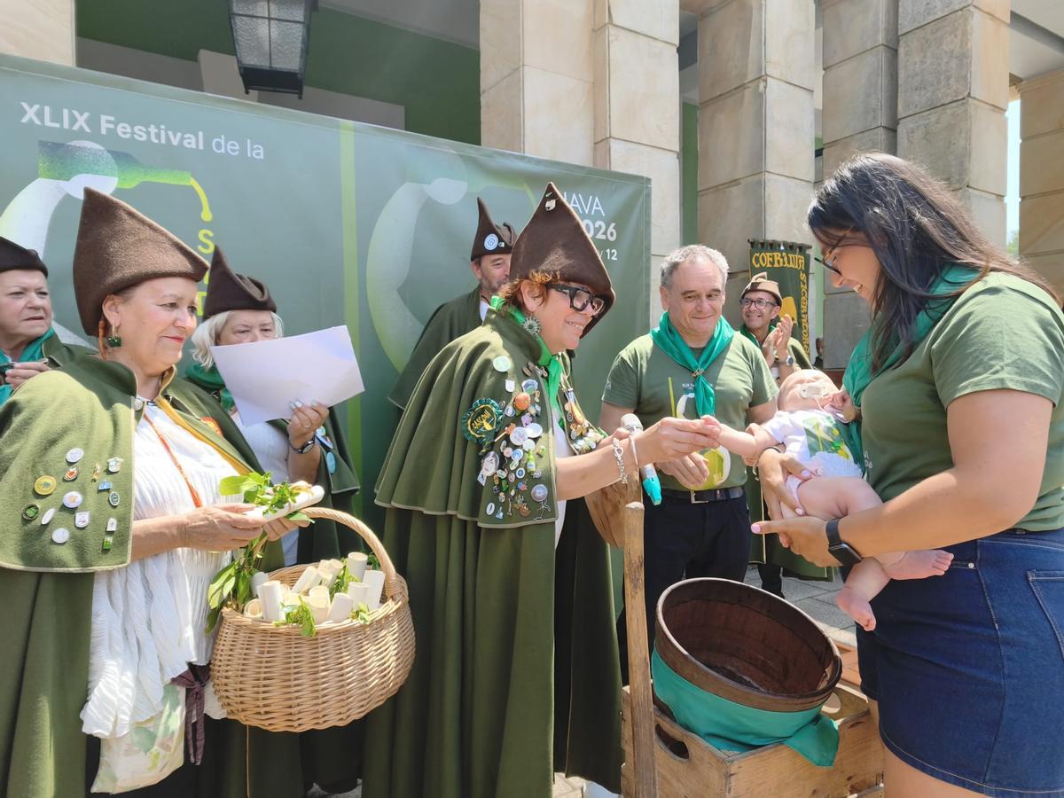 El bautismo sidrero de una veintena de bebés en el Festival de la Sidra de Nava, en imágenes