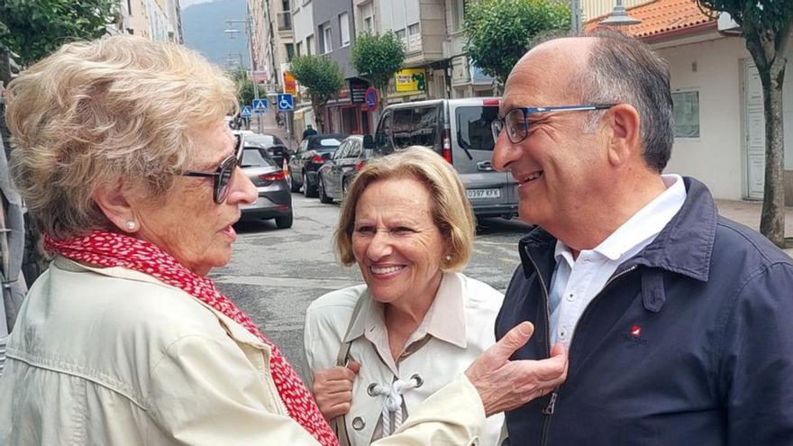 José Enrique Sotelo, felicitado en la calle por varias mujeres.