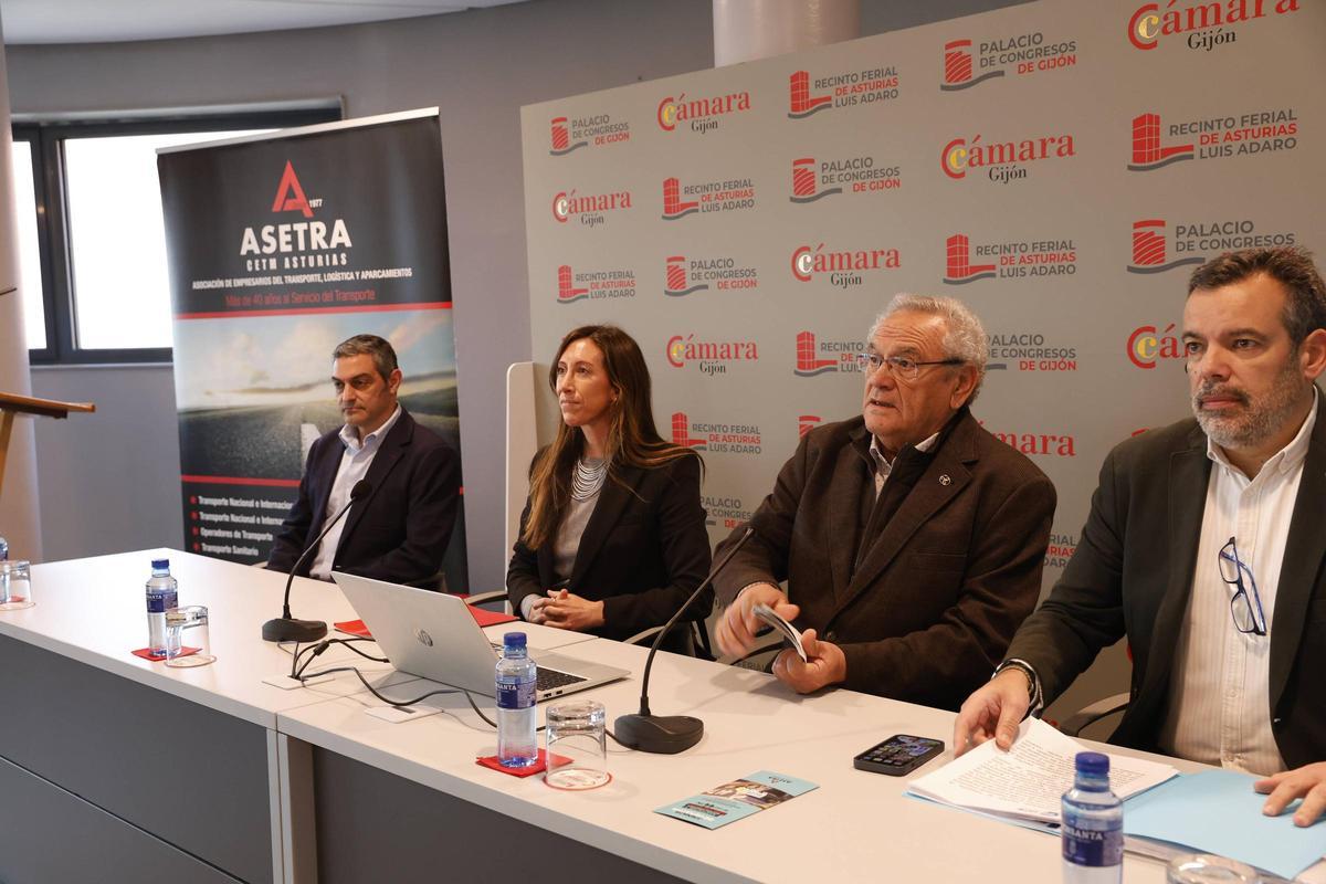 Por la izquierda, Óscar Baños, presidente de la federación de transportes de Castilla y León; Pumariega, De la Roza y Dulsé Díaz.