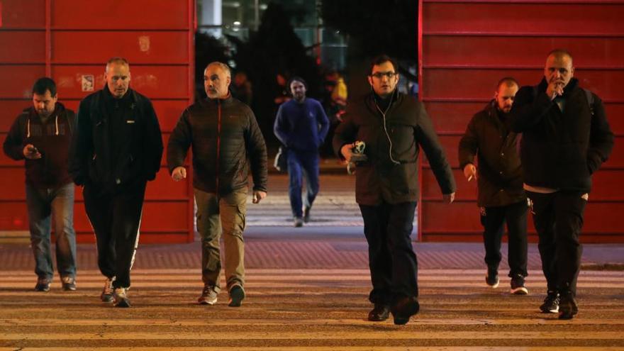 Trabajadores de PSA Vigo, saliendo de la factoría la semana pasada. // Ricardo Grobas