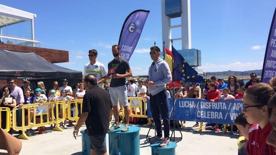 Miguel Fins (dcha.) en el tercer cajón del podio herculino.