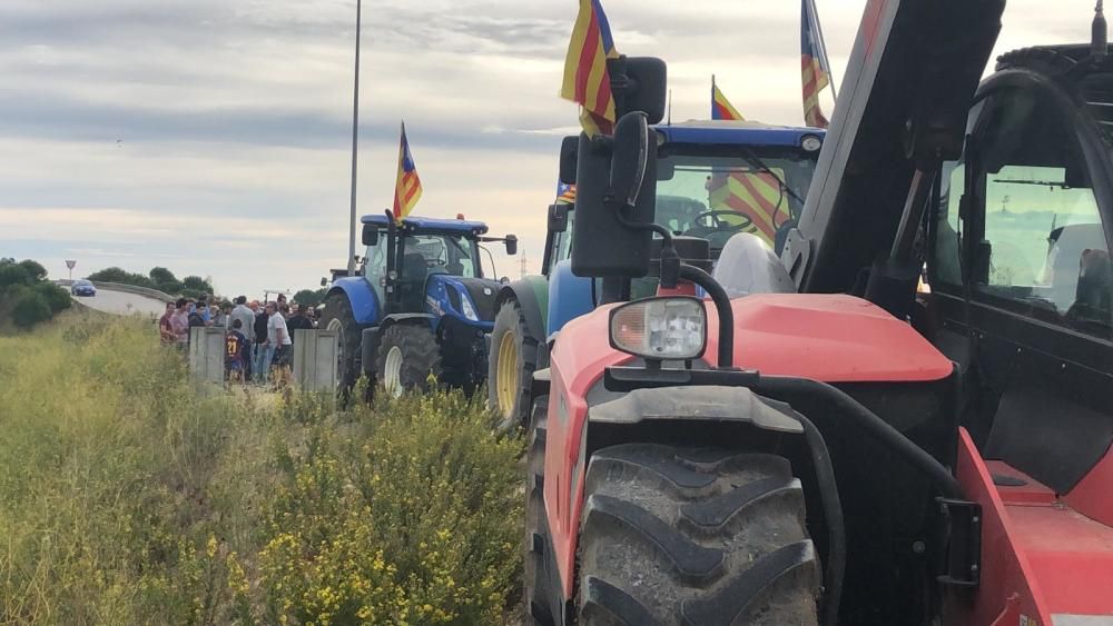 Tractorada a l''Alt Empordà per la vaga general.