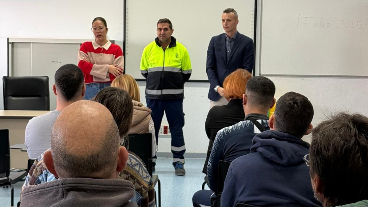 Victor Hernandez y Yara Cardenes dan la bienvenida a los trabajadores que forman parte de un plan de empleo en La Aldea, este miércoles.
