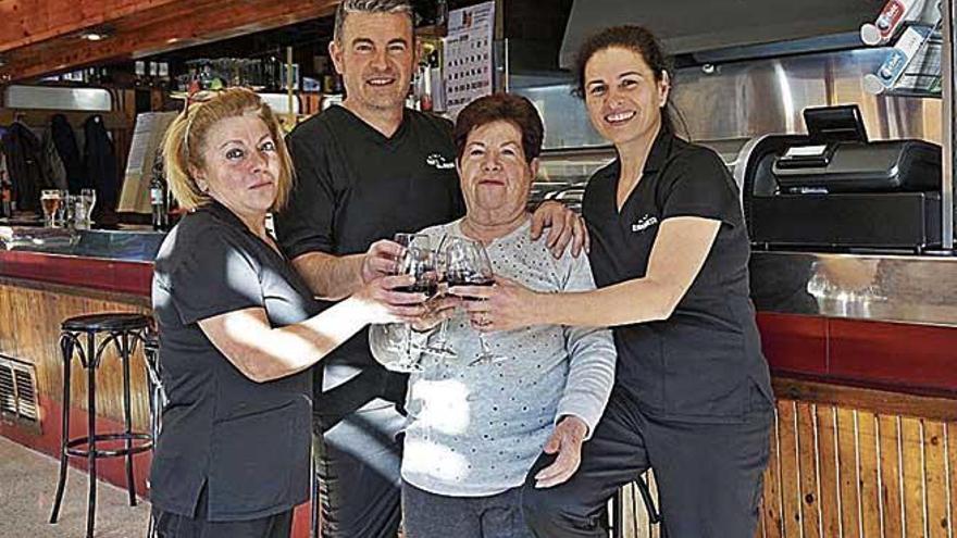 Los Riera-HernÃ¡ndez brindan por las tres dÃ©cadas de su cafÃ©.