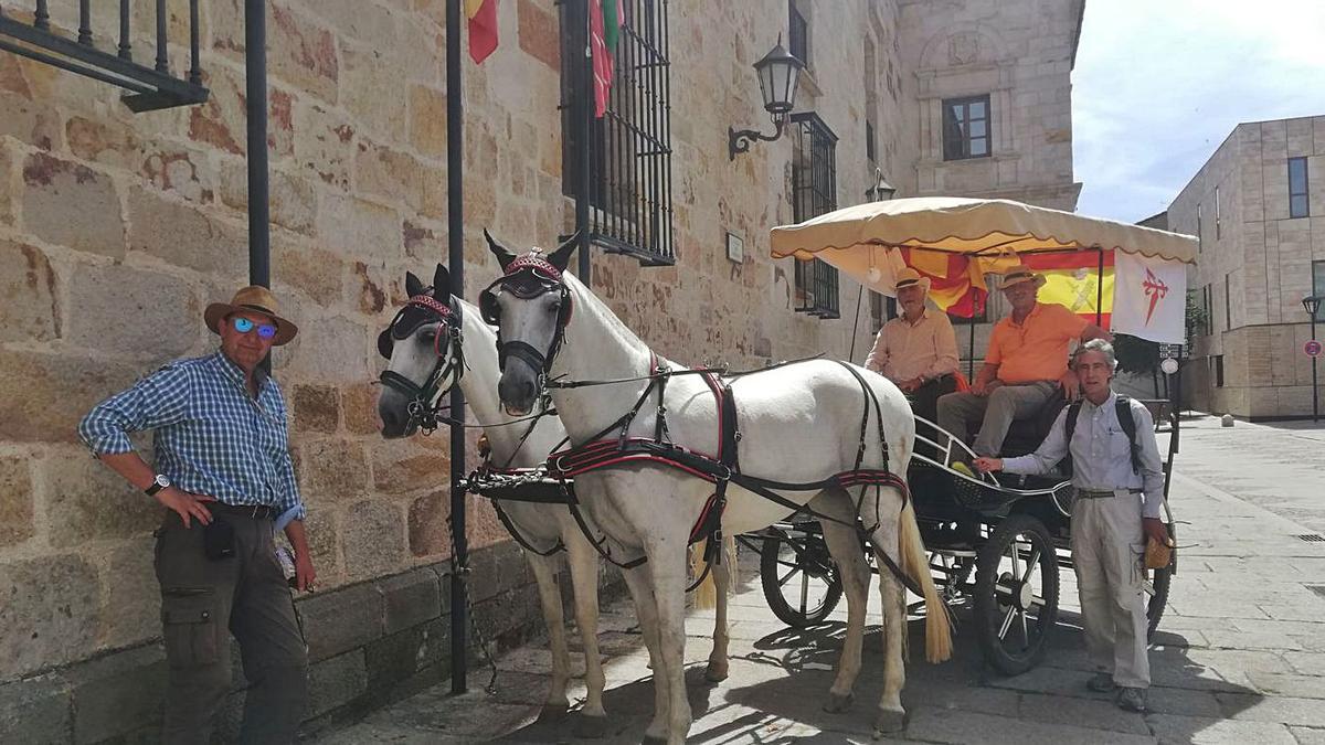 Los tres peregrinos ,acompañados de un amigo, aparcaron durante un rato su carruaje en el Parador. | LOZ