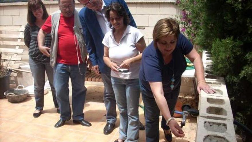 Otilia junto a la alcaldesa y varios ediles, ayer en su vivienda.