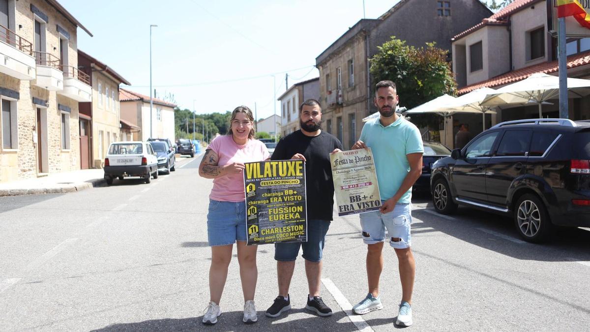 Miembros de la organización de las fiestas de Vilatuxe que comienzan este domingo.