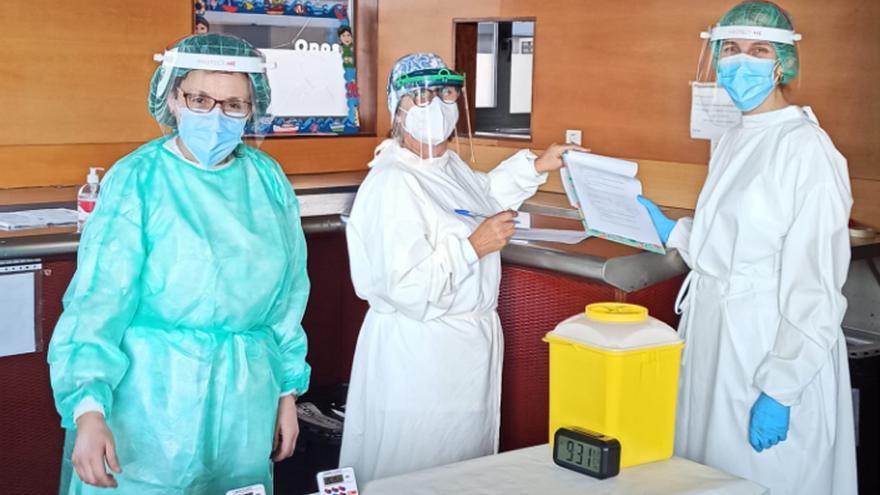 Pruebas de COVID para trabajadores del mar en el Instituto Social da Mariña en Corcubión.