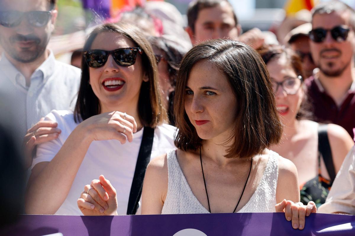 Members of Podemos, Ione Belarra (R) and Irene Montero demonstrate during a pro-republic march under the slogan Felipe VI the Last One in Madrid on June 16, 2024, ahead of the 10th anniversary of the coronation of King Felipe VI of Spain. (Photo by OSCAR DEL POZO / AFP)