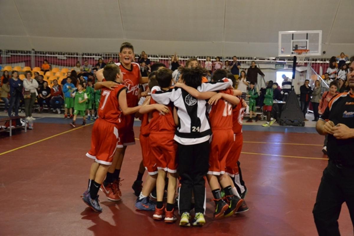 Aday Mara celebra con su equipo el campeonato de la Marina d'Or Cup.