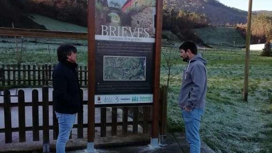 El concejal de Participación Ciudadana, Susi Fernández, e Ismael González, junto al panel con información sobre Brieves.