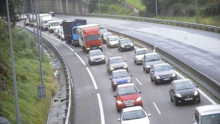 Retenciones en la AP-9 a la altura de Vilaboa.