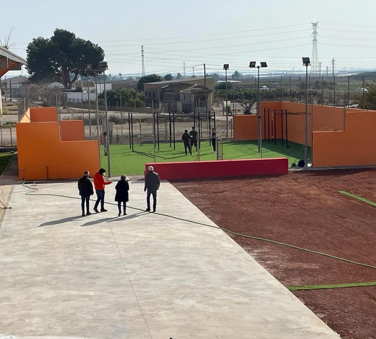 Nueva zona de actividades deportivas ern el exterior de la piscina.