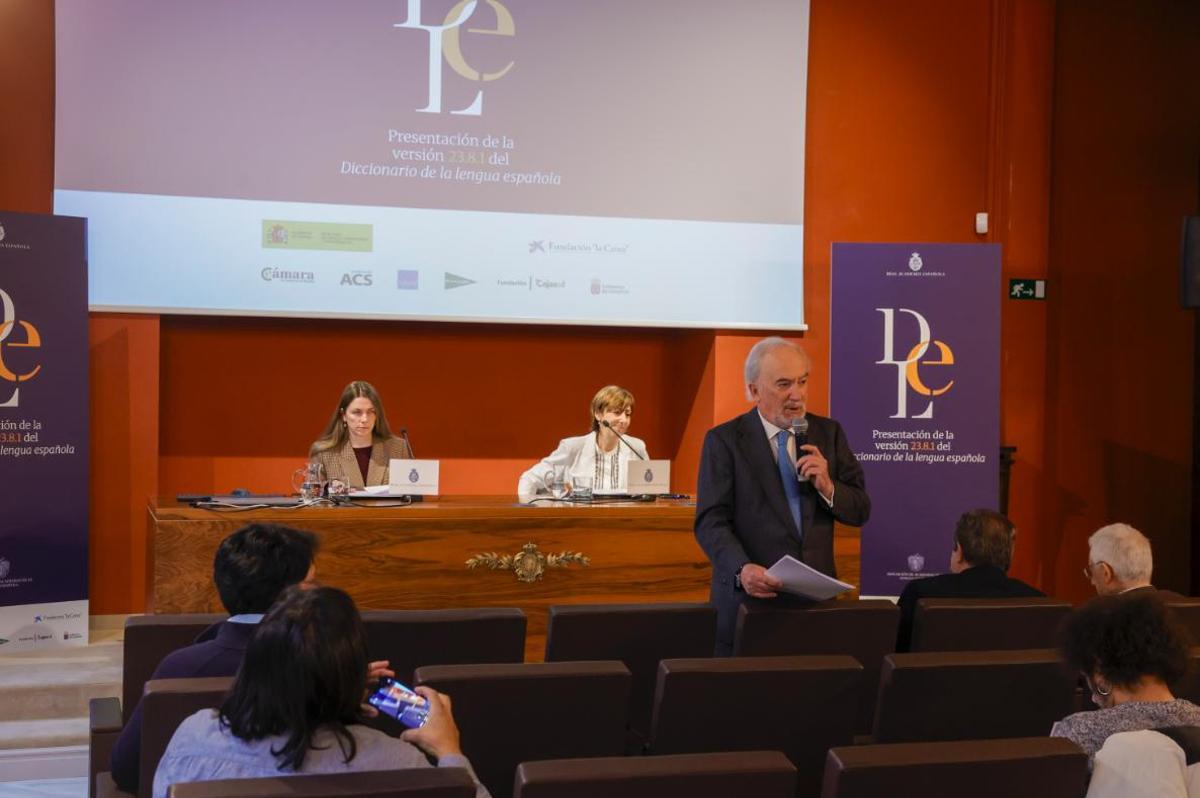 El director de la RAE y presidente de ASALE, Santiago Muñoz Machado, se dirige a la prensa durante la presentación de este lunes. Detrás, la directora de comunicación de la RAE, Olivia Piquero (izda.), y la responsable del Instituto de Lexicografía, Elena Zamora.