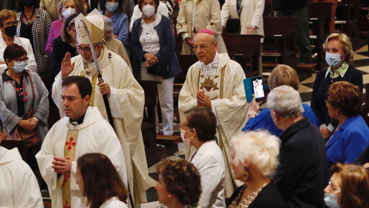 El prelado del Opus Dei celebra una misa junto al Arzobispo en la Catedral | LUISMA MURIAS