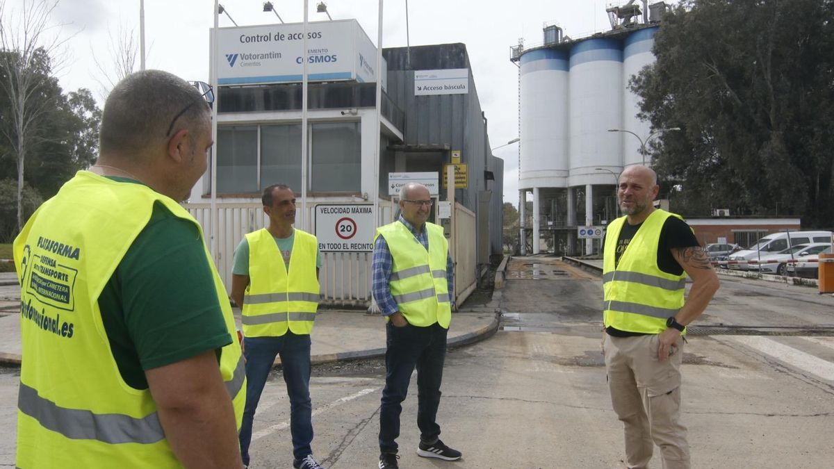 Piquete informativo de la huelga de transportistas en las instalaciones de Cosmos, este martes.
