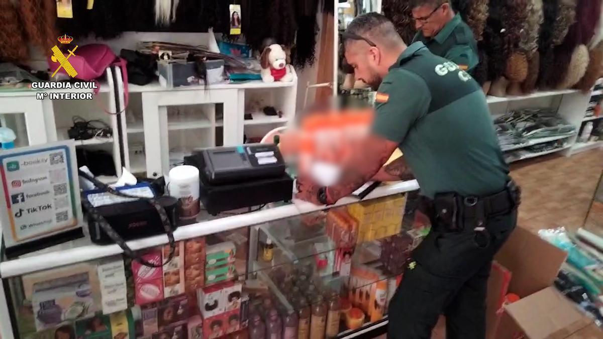 La Guardia Civil retira casi 600 medicamentos y cosméticos ilegales en peluquerías del norte de Gran Canaria