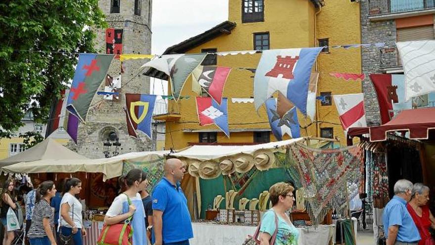 Visitants al mercat medieval a la plaça de Santa Maria amb el campanar de fons, ahir al migdia a Puigcerdà