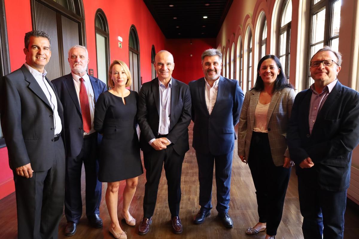 Firma del acuerdo para la creación de la Cátedra Fundación Edelvives, que comenzó su andadura en 2022.