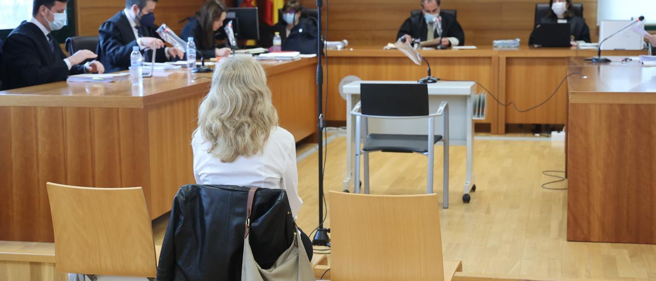 Imagen de la procesada, sentada ayer en el banquillo de los acusados de la Audiencia Provincial.