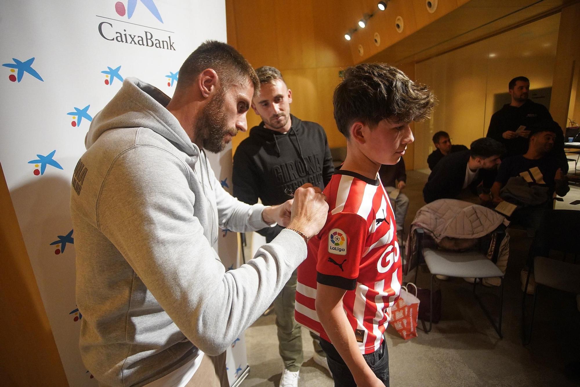 Aleix Garcia i David López conversen amb una desena de socis en un acte organitzat per CaixaBank