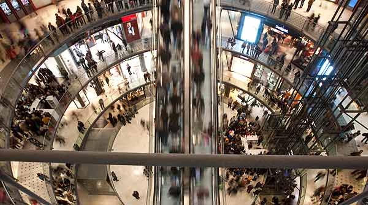 Els ciutadans donen la seva opinió sobre el centre comercial Les Arenas, inaugurat el divendres 25 de març.