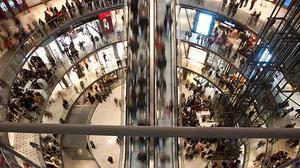 Els ciutadans donen la seva opinió sobre el centre comercial Les Arenas, inaugurat el divendres 25 de març.