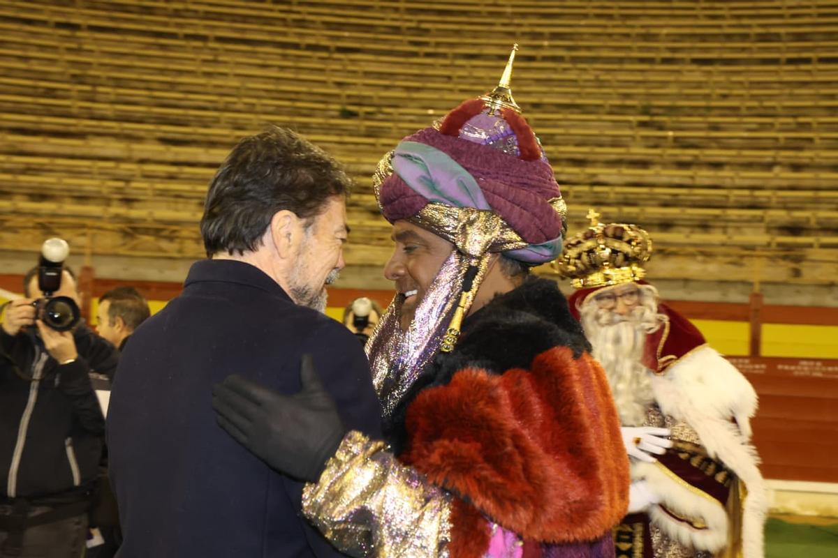 Alicante se rinde a los Reyes Magos pese a la lluvia: así se vivió la recepción en la plaza de toros