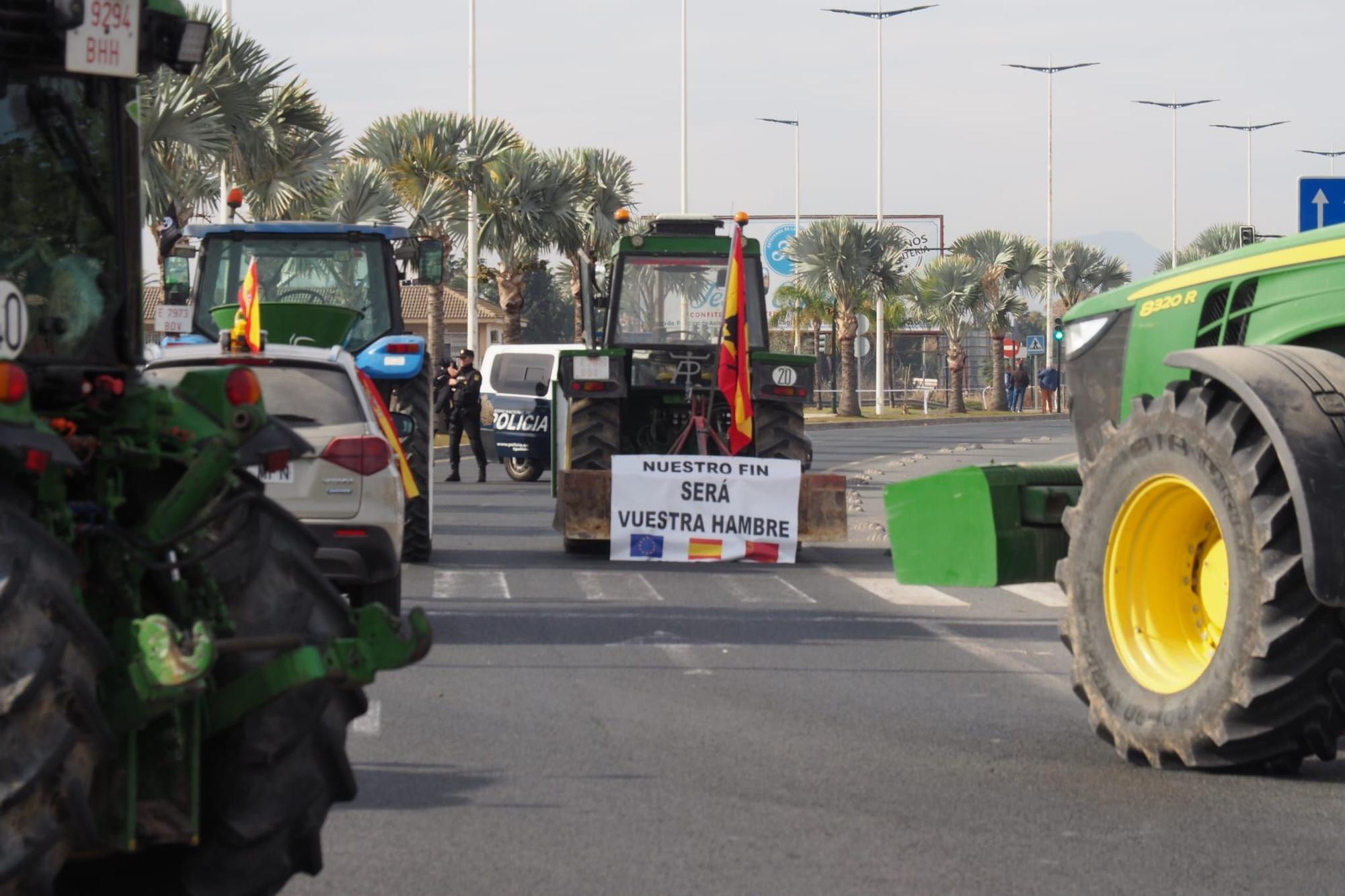Las imágenes de la protesta de agricultores que ha colapsado el tráfico en Murcia