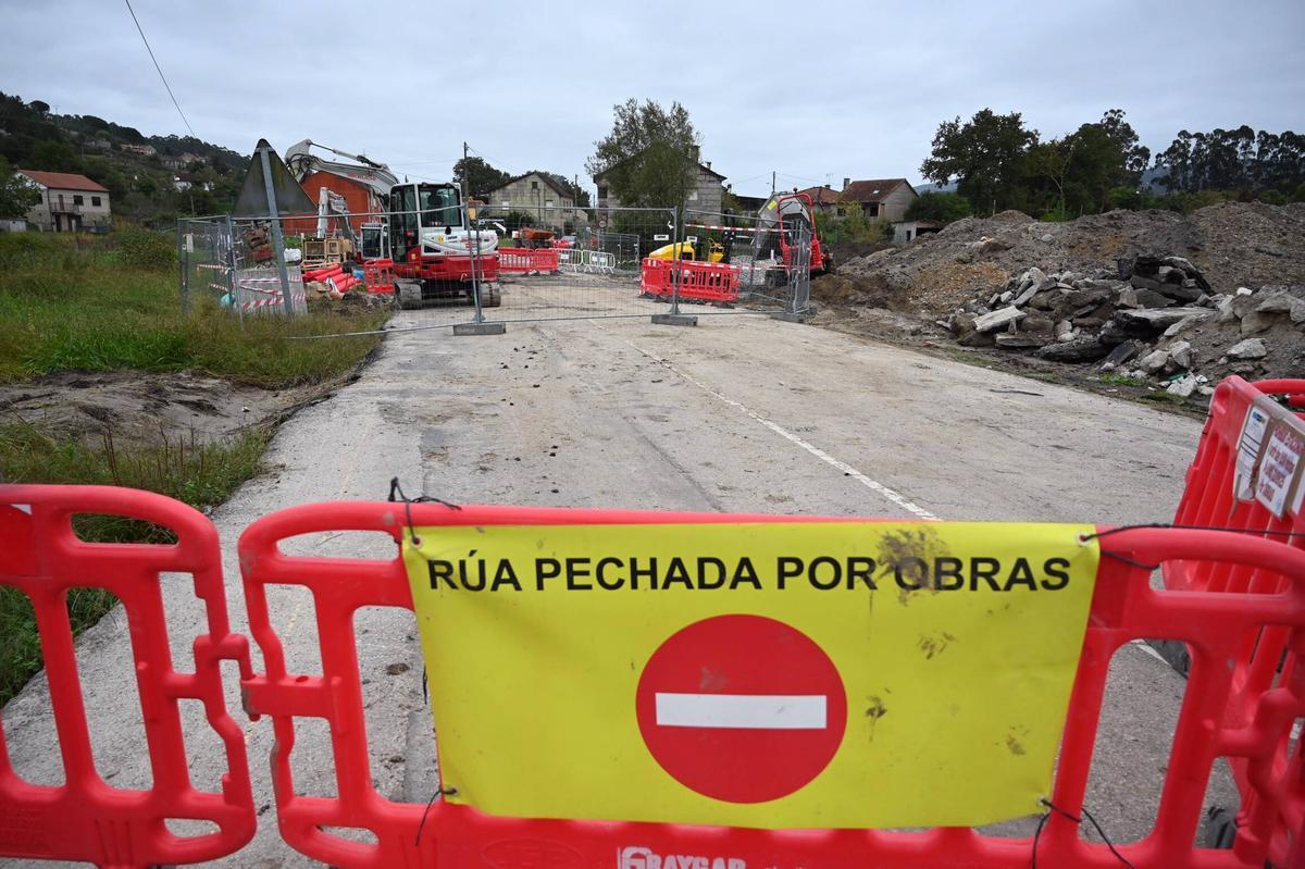 Calle cortada por unas obras de soterramiento eléctrico.